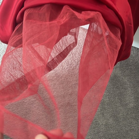 Beautiful red gown - Picture 5 of 6